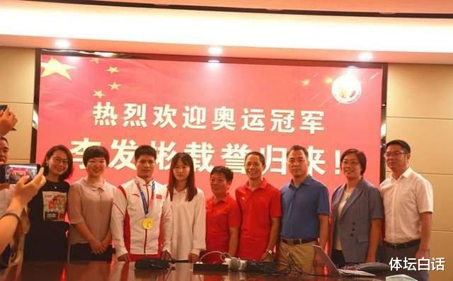 李发彬|奥运冠军李发彬回老家！菜贩女友露面，获市长接见150万奖励
