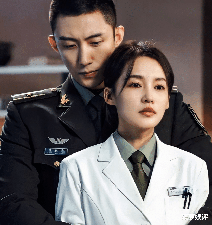 李沁|李沁待播剧《亲爱的戎装》,翻版《太阳的后裔》,连发型都模仿了