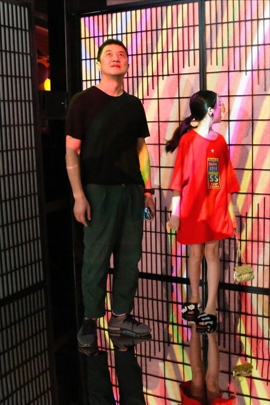 BiuFashion|王菲李亚鹏爱女长大了，长腿真让人羡慕，荧光色穿搭衬的皮肤更白