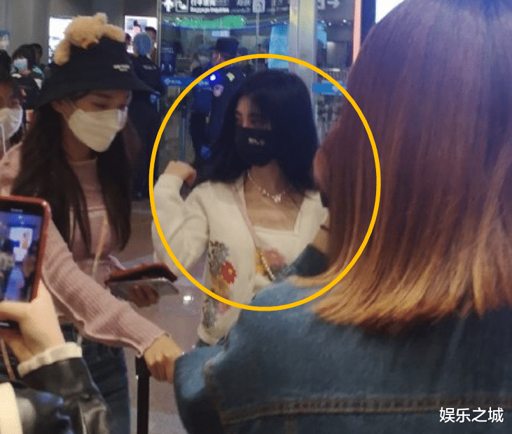 鞠婧祎|鞠婧祎坐公交车，生图下的模样又白又美，脸上的口罩引起关注