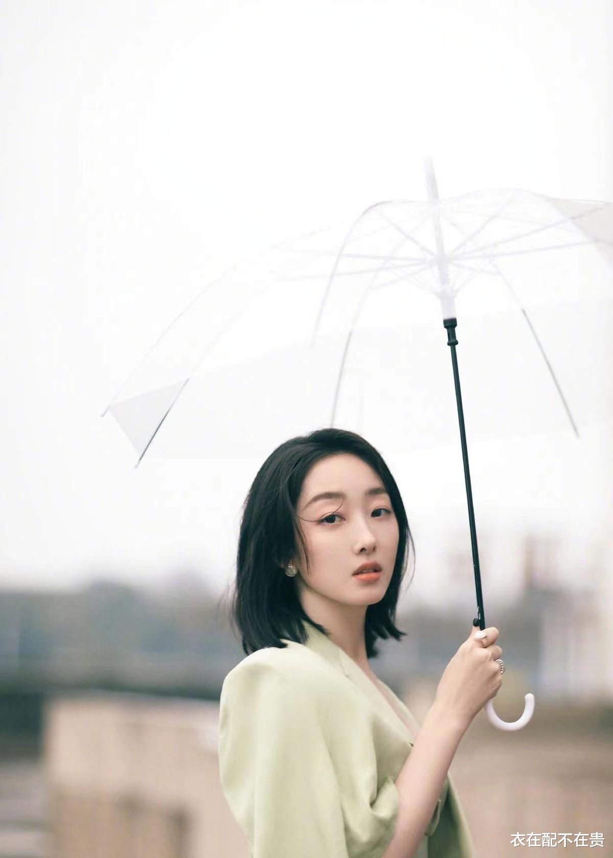 衣在配不在贵 蒋梦婕对自己身材挺自信,出席活动不戴首饰,穿一条吊带裙就赢了