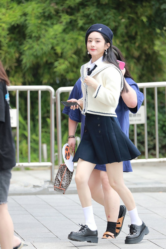 赵丽颖|赵丽颖似回18岁，穿白色针织衫搭百褶裙，越看越可爱呢！