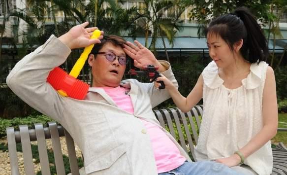 男团|61岁港星定居内地，投资两百万开店，与小18岁娇妻结婚15年无子