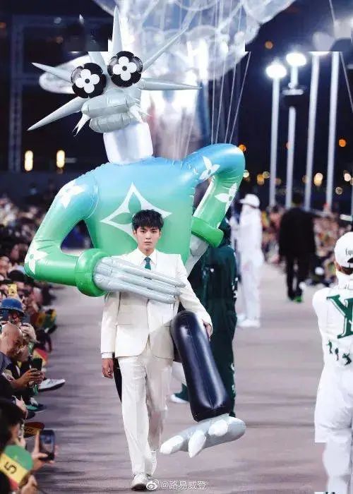 文山身边大小事 一件空气背心竟要2万6!贫穷的打工人理解不了这个时尚……