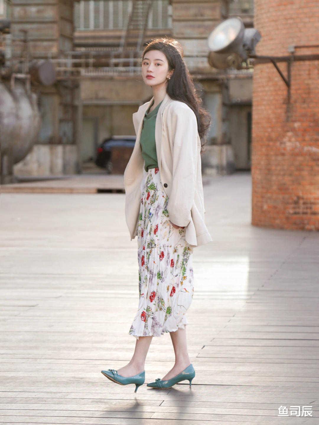 鱼司辰|西服不只是职业装，内搭T恤+印花半身裙，休闲又时髦，超好看