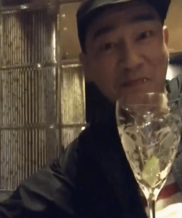 陈小春|“乌鸦哥”分享聚餐视频，陈小春竟意外出镜，这次不会掀桌子了吧