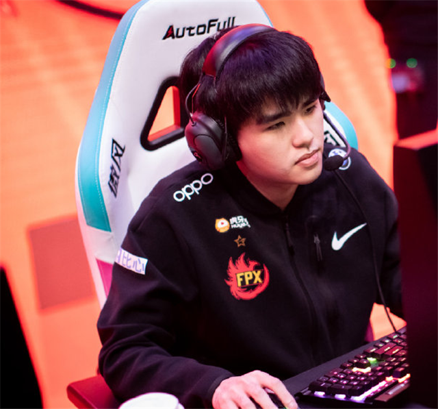 林炜翔|lwx又破防，跟女主播聊天时突然掐掉麦克风，向粉丝解释自己没急