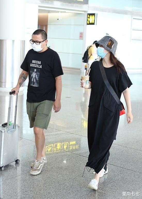 梅婷|梅婷获老公接机超甜，眼圈黑得像画眼影皱纹明显，46岁素颜太真实