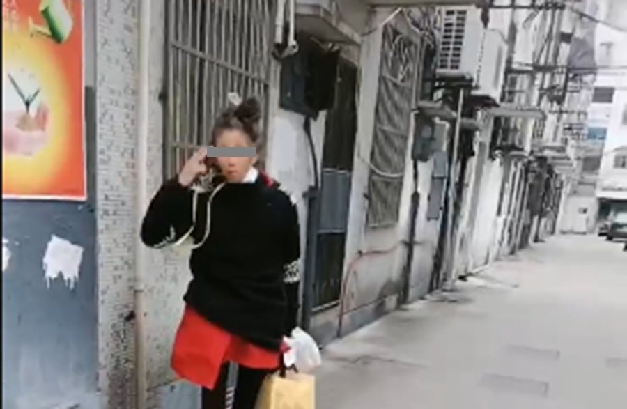 痴情女子 痴情女子遭亲妹妹抢走男友，伤心流浪30年，却还在街头苦等