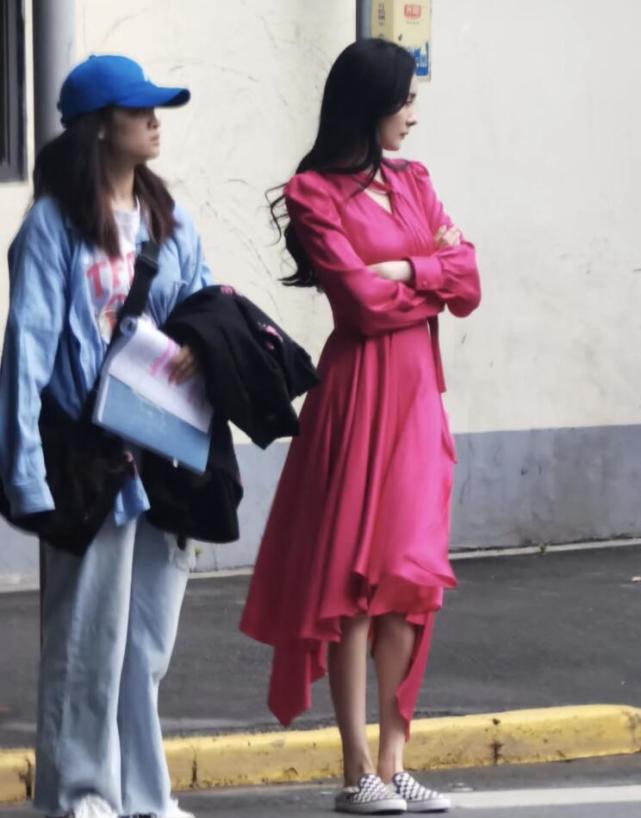 杨幂|杨幂坐玛莎拉蒂拍戏，雪糕一口不吃，化一块掉落满脸嫌弃丢给助理