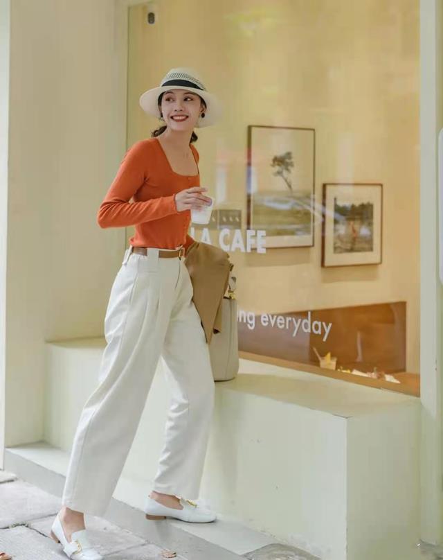 穿衣搭配|初春穿衣服，有这款“U型领针织衫”就够了，洋气百搭又显瘦