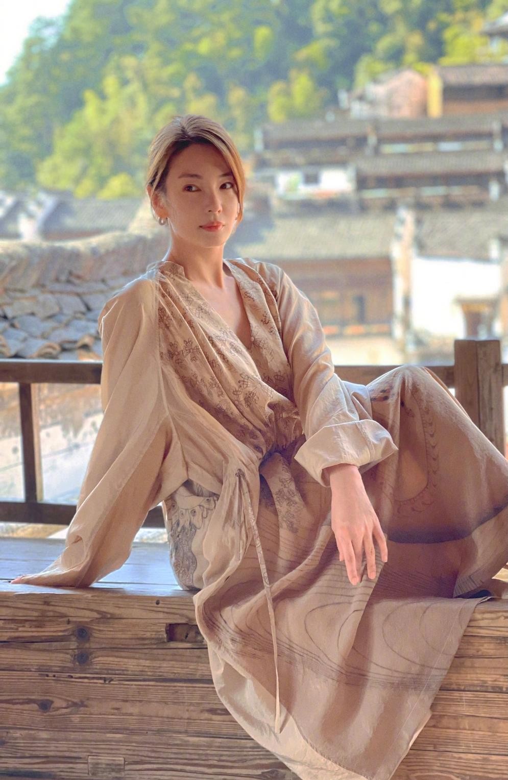 刘美华时尚 张雨绮太浪费身材了，明明很有女人味，却穿了很低调的裙子