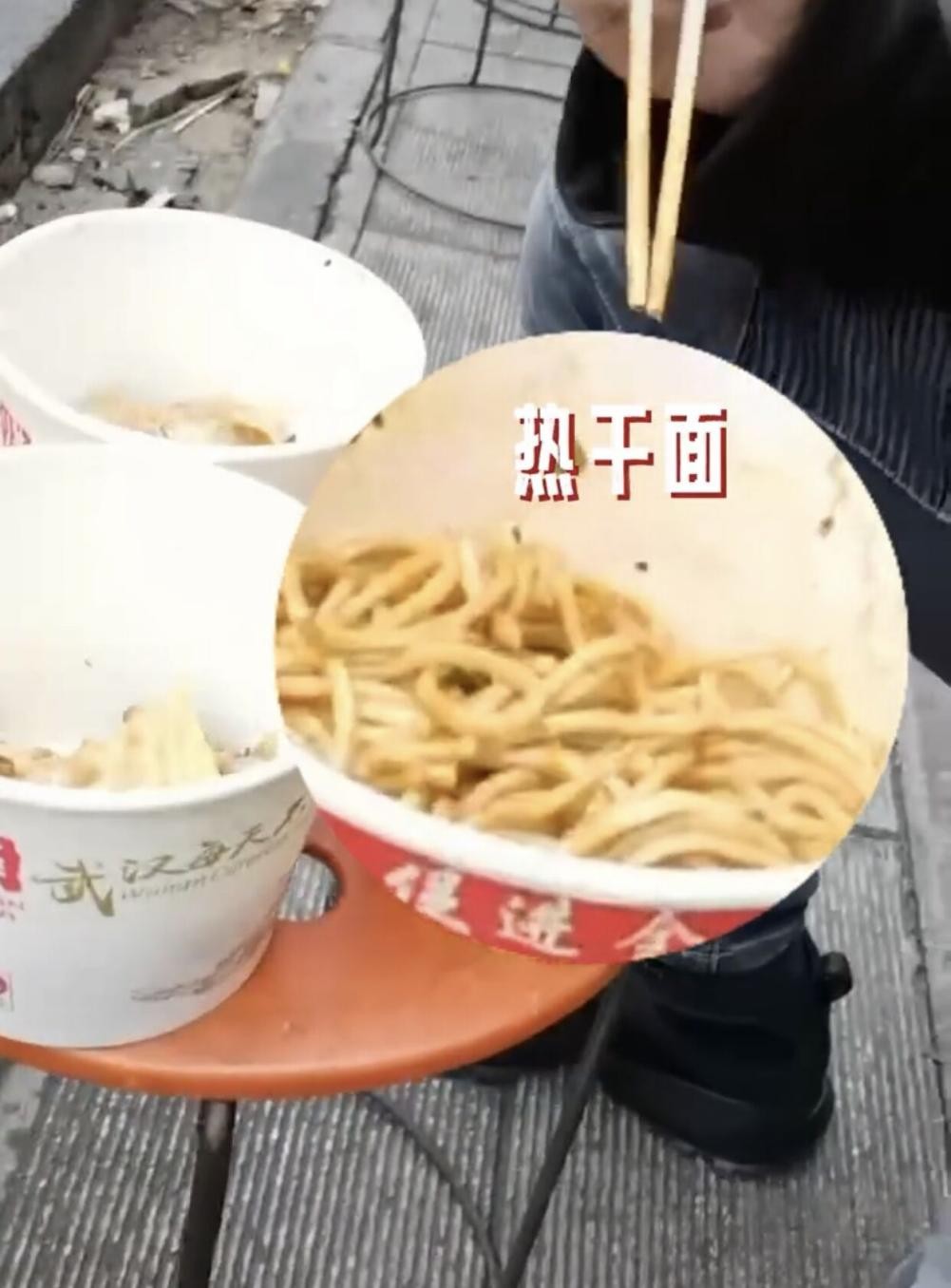 梁小冰|谢霆锋现身吃路边摊，直接坐在马路旁边毫不在意，路人也不去打扰