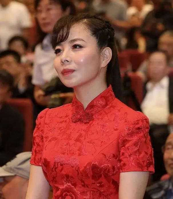 王二妮|她是国家一级演员，因买不起房重回农村，如今下地干活成日常