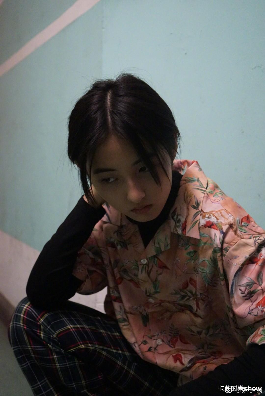 卡莉时尚show|穿花衬衫的张子枫，让我们见识了妹妹的另一面，又痞又帅赢很大