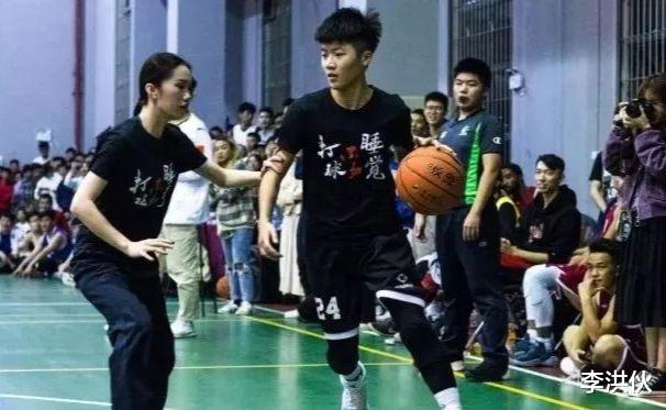 光山 女网红患抑郁症直播喝农药，直播间起哄喊“快喝”，后抢救无效离世