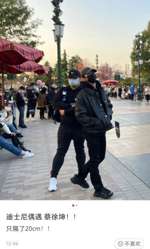 蔡徐坤|迪士尼偶遇蔡徐坤，身姿挺拔大长腿抢镜，站路边像摆拍模特