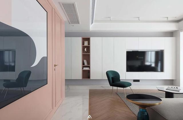 120㎡现代简约，加入粉色与护墙板，营造精致浪漫感
