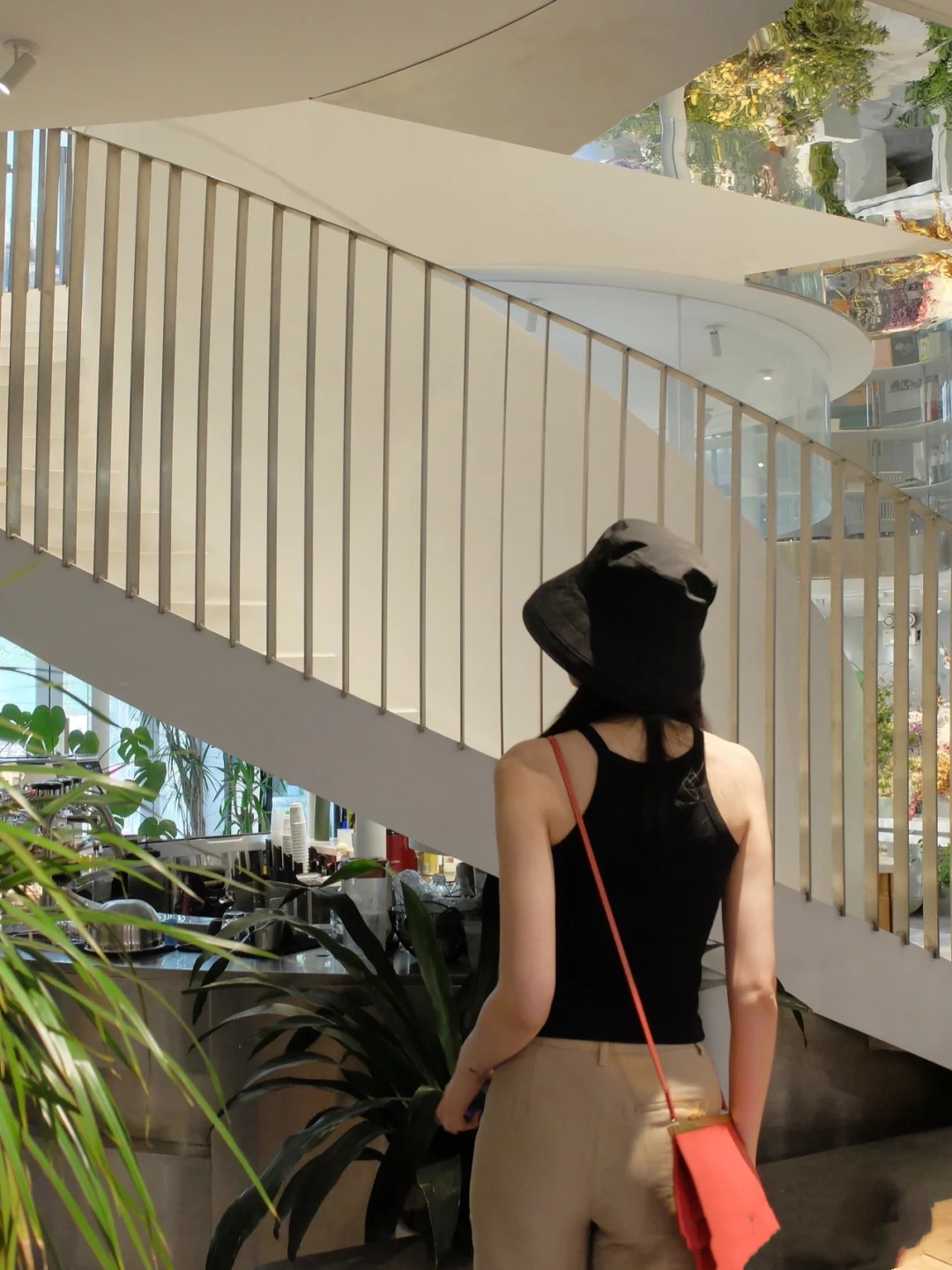 27君|直筒裤、小背心、渔夫帽，这才是夏天优雅女人的正确着装方式，而且时尚，可惜鞋子差了点意思！