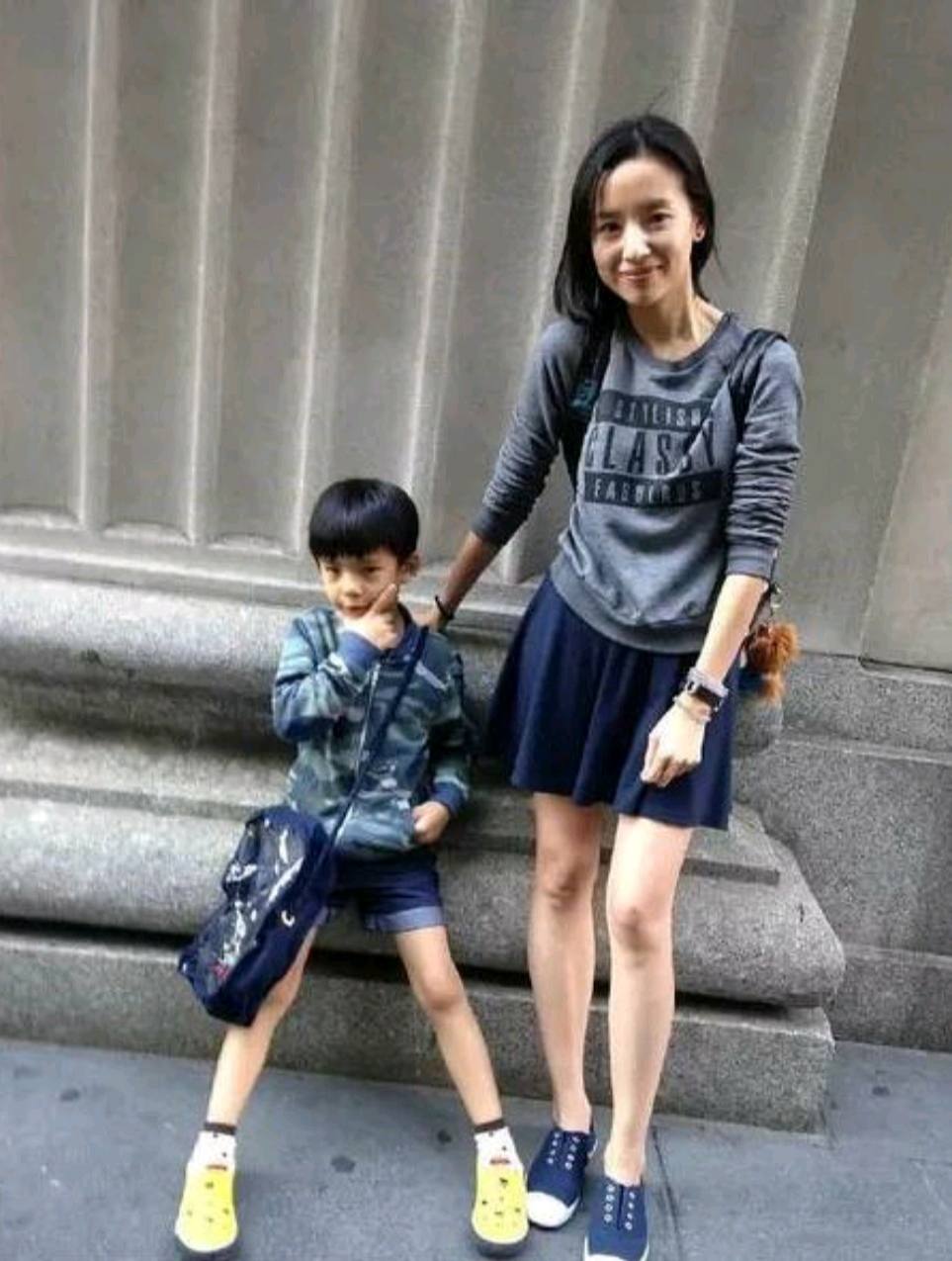 潮帮先生 董洁对自己真有自信，素颜直播包饺子，穿衬衫扎丸子头哪像41岁