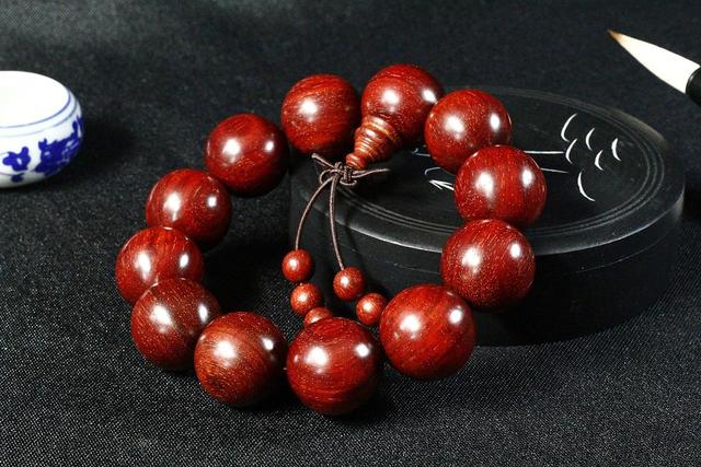 文玩|小叶紫檀很难玩吗？“6盘5不宜”，概括了小叶紫檀的盘玩和保养！