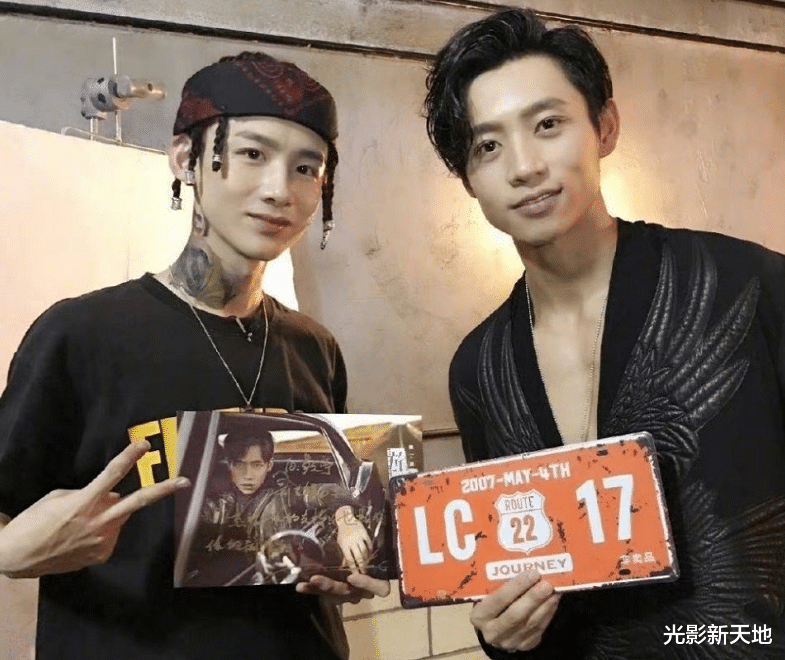 魏晨|魏晨于玮婚礼现场曝光，伴娘伴郎均为圈外人，王铮亮为证婚人