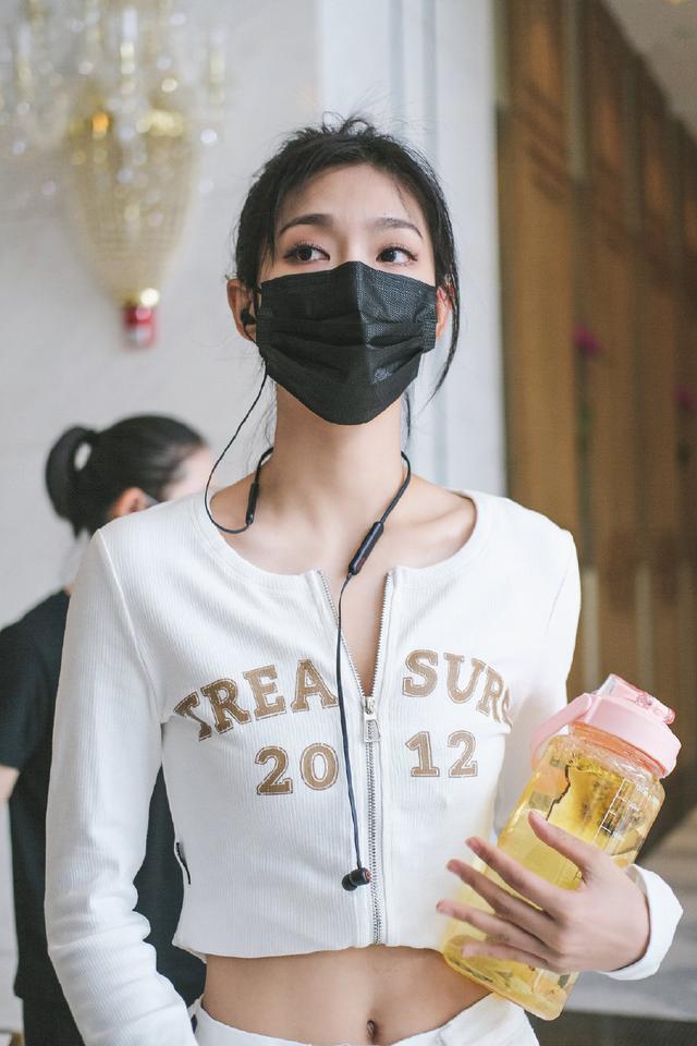 旗袍公馆|曾可妮真懂打扮，穿露脐装大方秀蛮腰，却被手上的大水杯抢镜