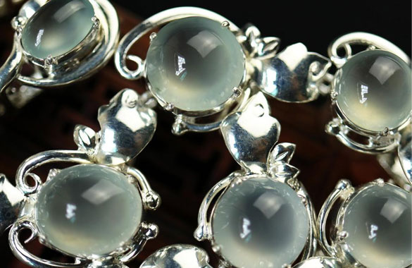 翡翠|几千元买的玻璃种翡翠戒面，无色透明度高，出手后能赚多少倍？