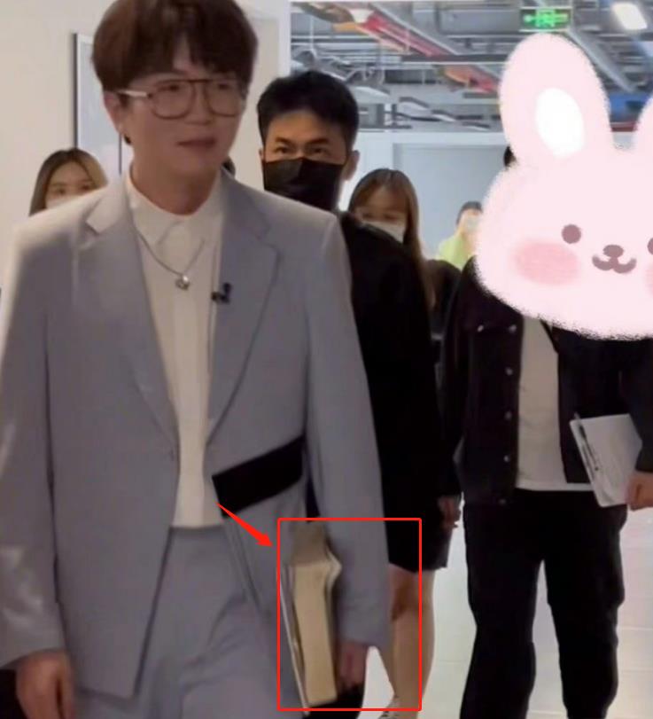 周深|《offer3》路透曝光,毛不易带医学课本,周深被评有社交自觉症