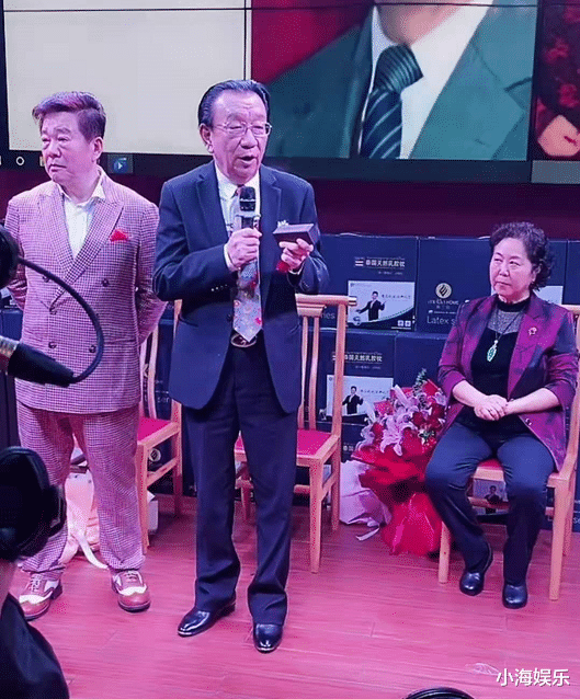 侯耀华|相声演员奇志办收徒仪式，74岁侯耀华坐C位，众弟子跪地齐喊师爷