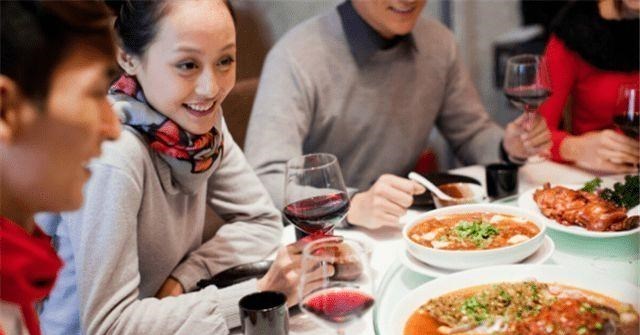 育儿心课堂|“给你自由”同学聚会，妻子坚持见初恋，回家后发现门被锁换