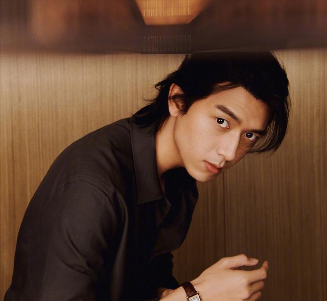 江疏影|发型多变的李现，大背头令人难忘，长发的他依旧男人味十足
