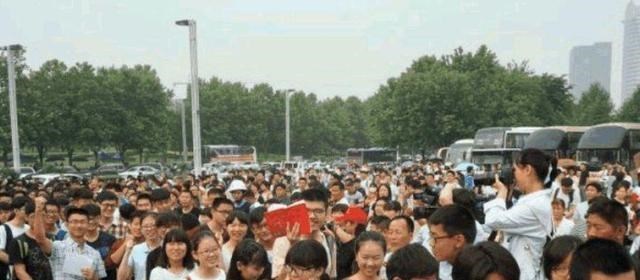 女孩|自考本科，找工作有用吗？能考公务员吗？