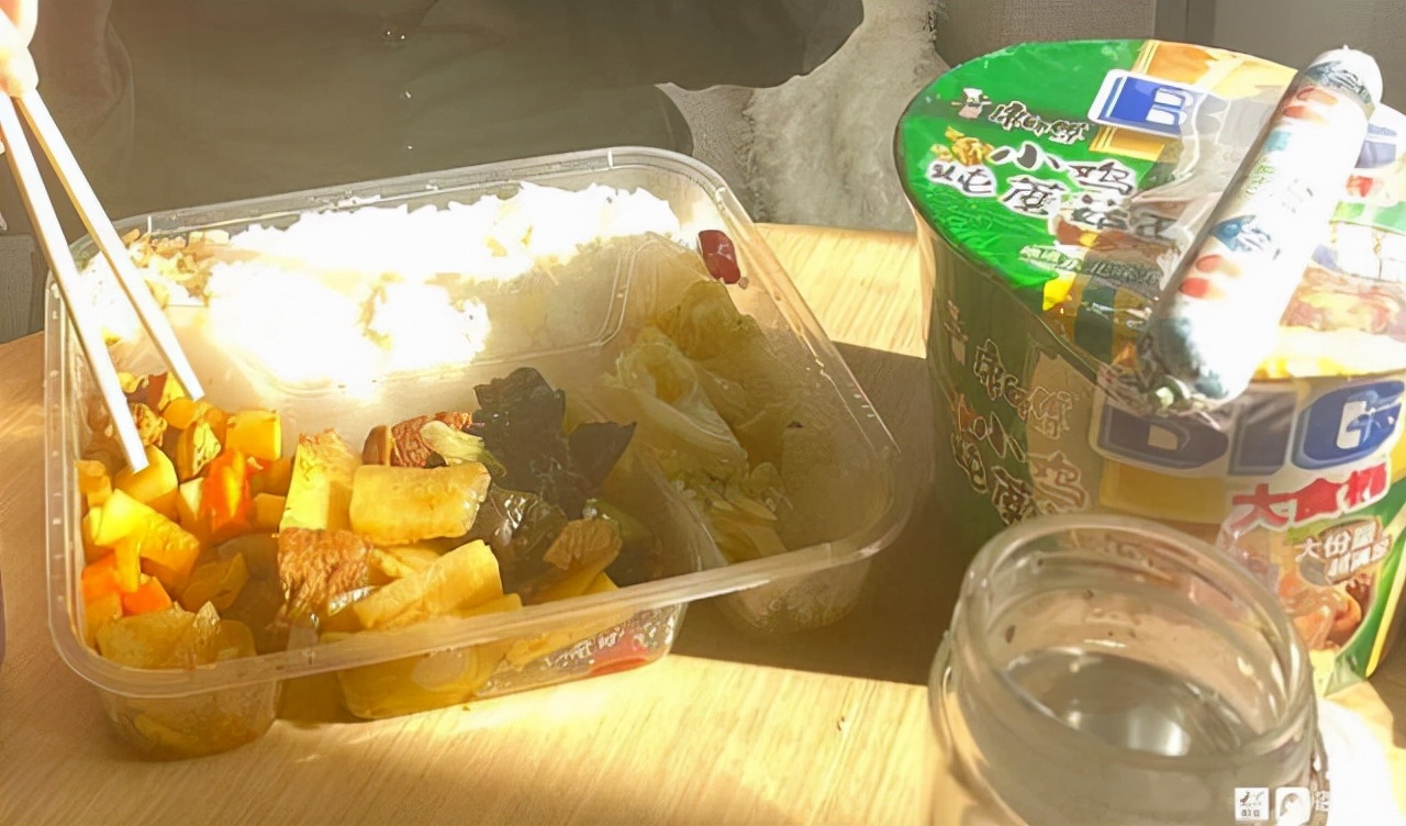 额济纳扔掉盒饭真相反转,但对滞留游客伤害已然形成,无辜被网暴
