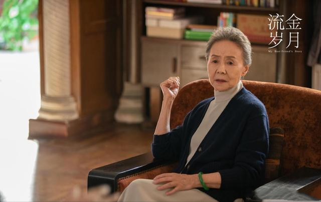 旗袍 “优雅奶奶”吴彦姝气质真好，旗袍配披肩温婉端庄，83岁风采依旧