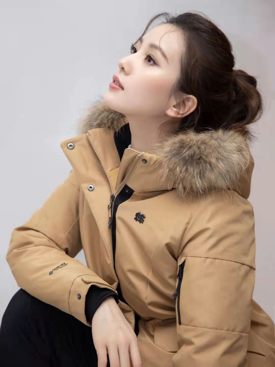 刘诗诗|刘诗诗不怕高清怼脸拍！新写真穿羽绒服走运动风，大毛领太显气质