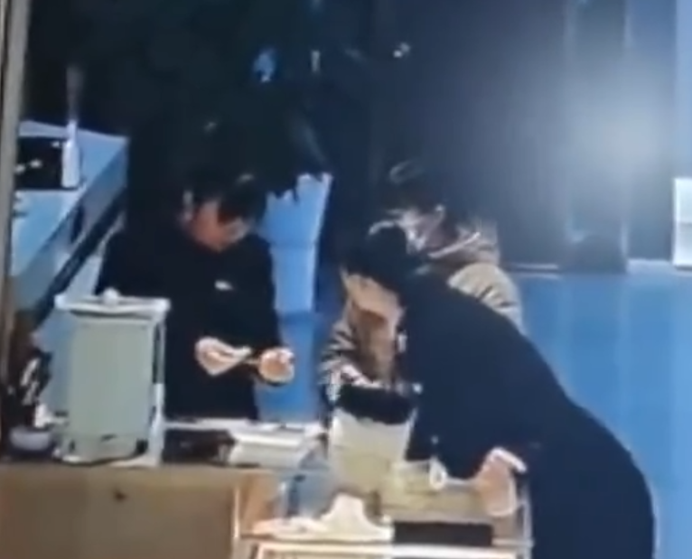 中年妇女变卖金饰只为救济网恋男友,声称:他的私人飞机需要修理