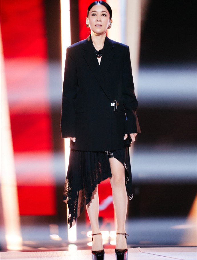 猫姐穿搭经|那英努力为好声音拼收视,穿黑西装开场很惊艳,但驴蹄鞋拖后腿了