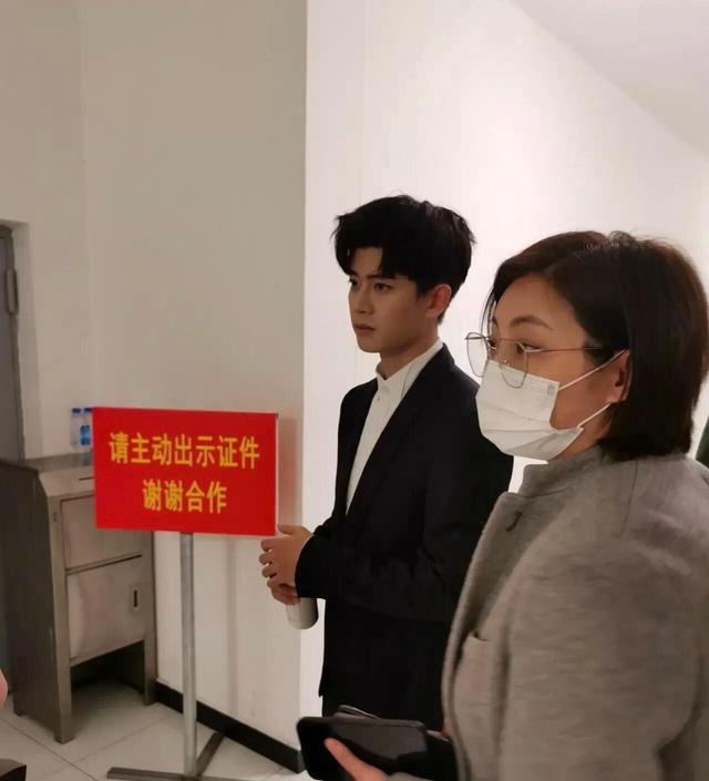 任嘉伦|春晚后台生图曝光，任嘉伦身高脱水了，同框和169的张凯丽一样高？