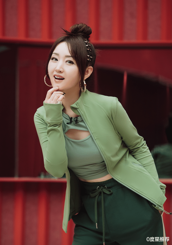 杨钰莹|难怪杨钰莹无人敢娶！穿无痕衣故意挖个洞，不给00后留活路