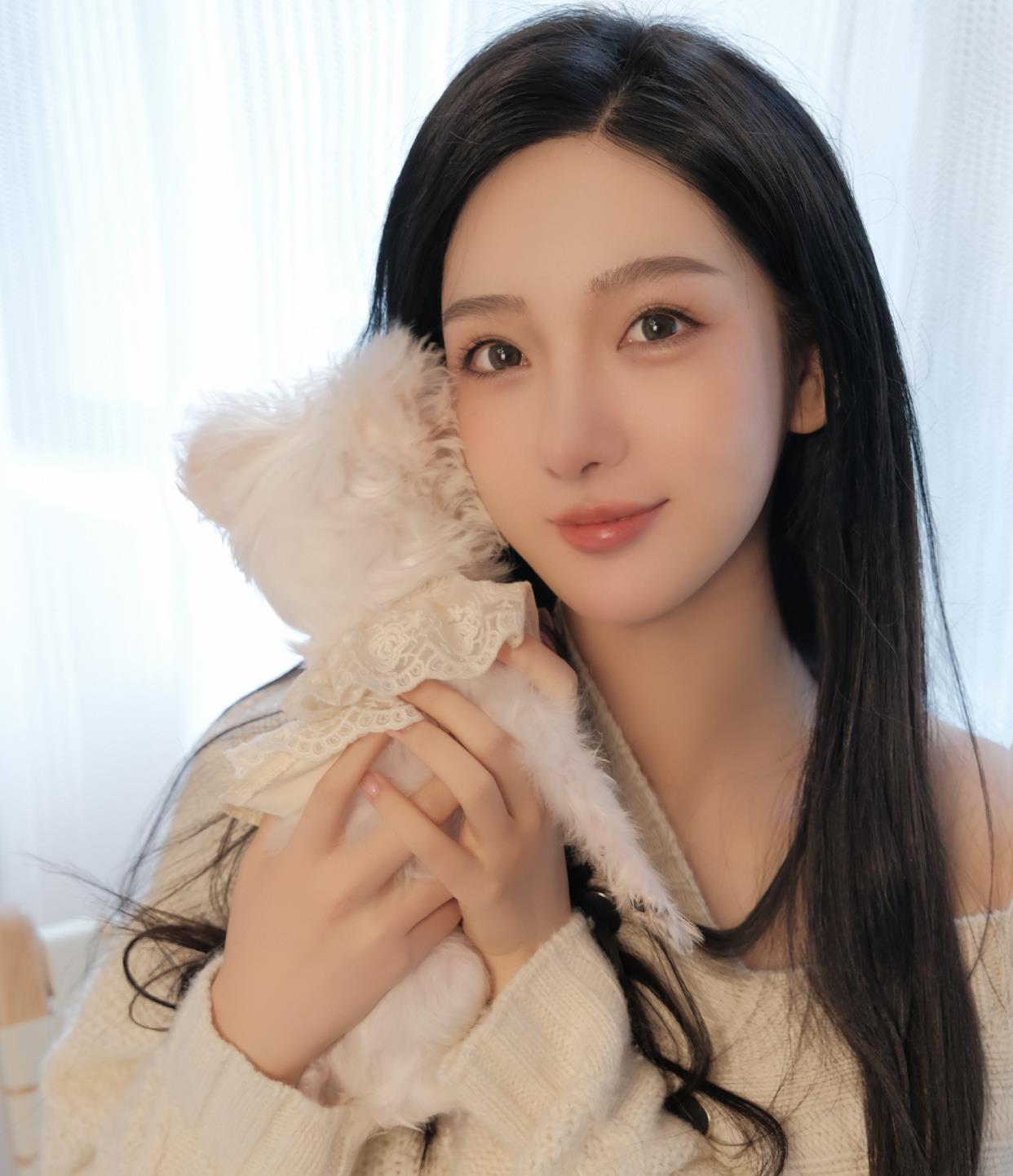 都美竹|都美竹晒美照，却被指是在利用热度，她怒怼：我不能过正常生活？