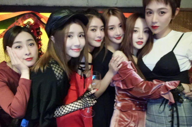 刘亦菲|难怪女星结婚都不找刘亦菲当伴娘，看看她的伴娘照：压力也太大了