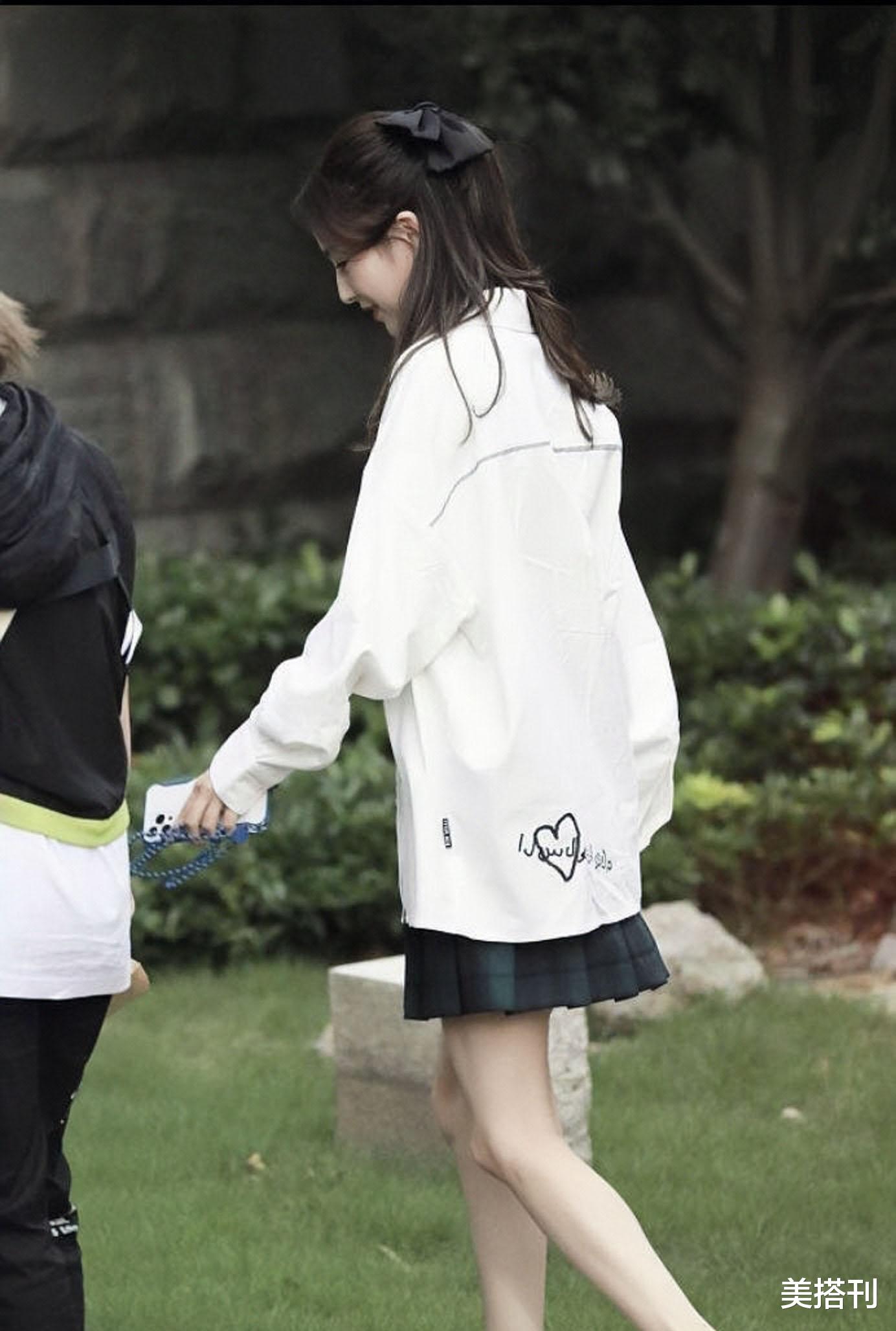 美搭刊|佟丽娅下班生图,穿条纹一字肩上衣脸部浮肿,网友:38岁不年轻了