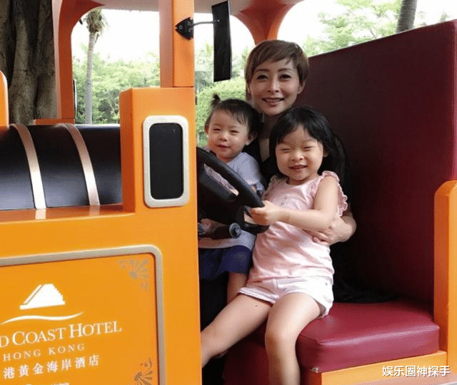 汤盈盈|汤盈盈2个女儿长大了，8岁大女儿神似父亲，小女儿很漂亮