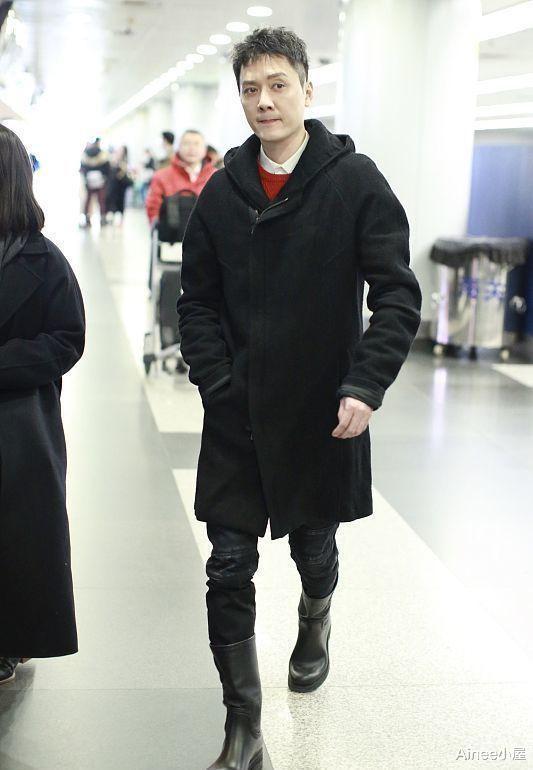 玫瑰|冯绍峰挺低调的，羽绒马甲叠穿皮夹克，配运动裤不像中年人