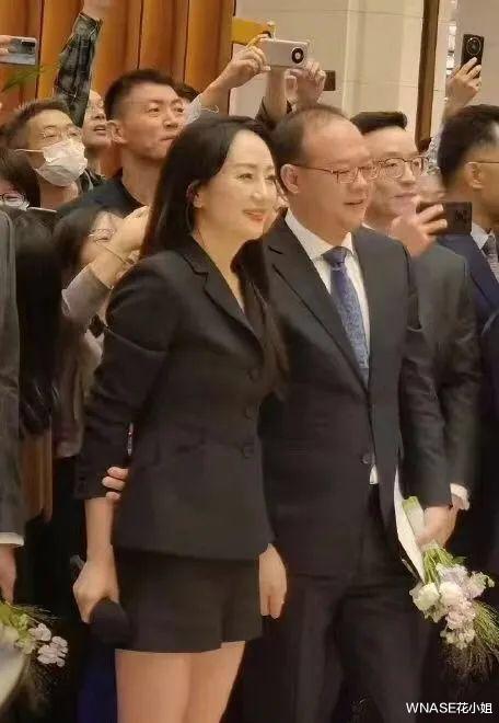 穿衣搭配 姚安娜风格大变差点认不出！气场“盖过”姐姐！全黑穿搭星味十足
