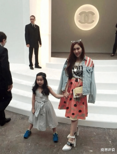 甘比|13岁就坐拥几十亿，还跟李嘉诚孙子读同校，父亲却比她大了57岁