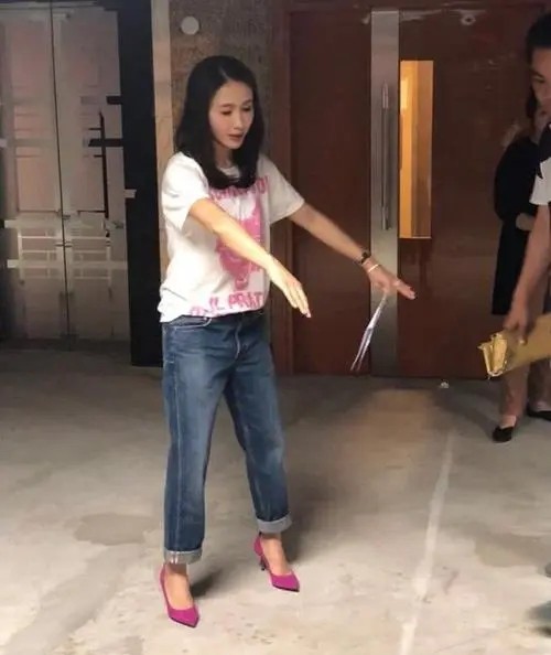 潮流前沿|49岁的黎姿看起来美极了,穿印花连体裤潇洒又时髦,贵妇范十足