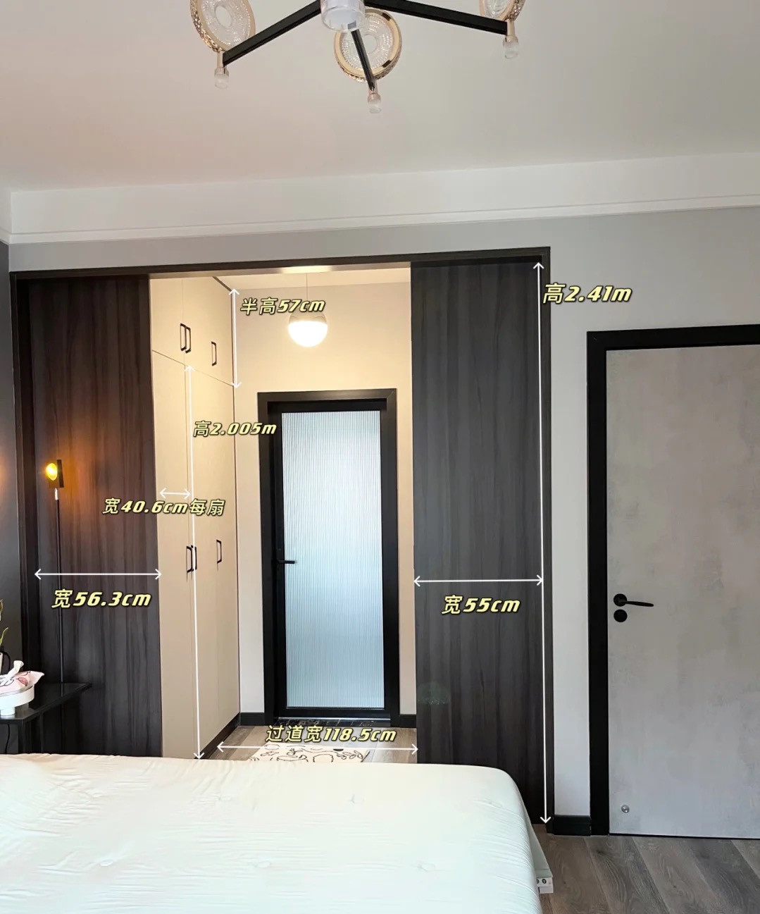 流行装修风格|她家124平米，全屋贴墙布，简约又大方，电视墙做柜子