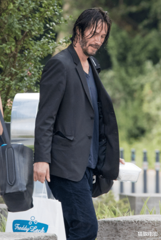 基努·里维斯|基努里维斯湿发出门，满脸胡子长腿瞩目，网友：这男人该死的魅力